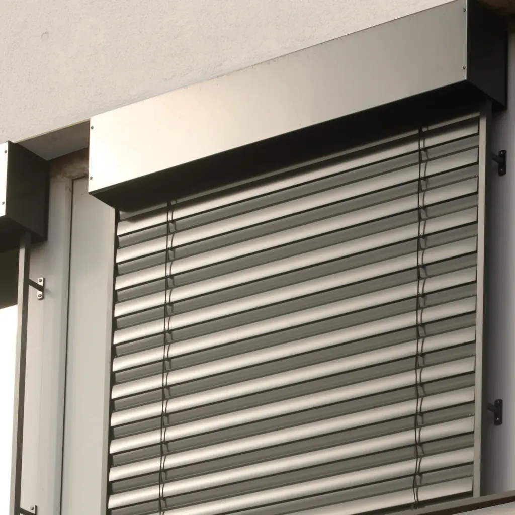 Alumínium zsaluzia, vezetősínes megvezetéssel, Z90-es alapáras lamellával (80-120 cm-ig)